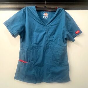 DICKIES WOMEN’S EDS SIGNATURE SCRUB TOP, SIZE X-SMALL (US 2-4), CARIBBEAN BLUE